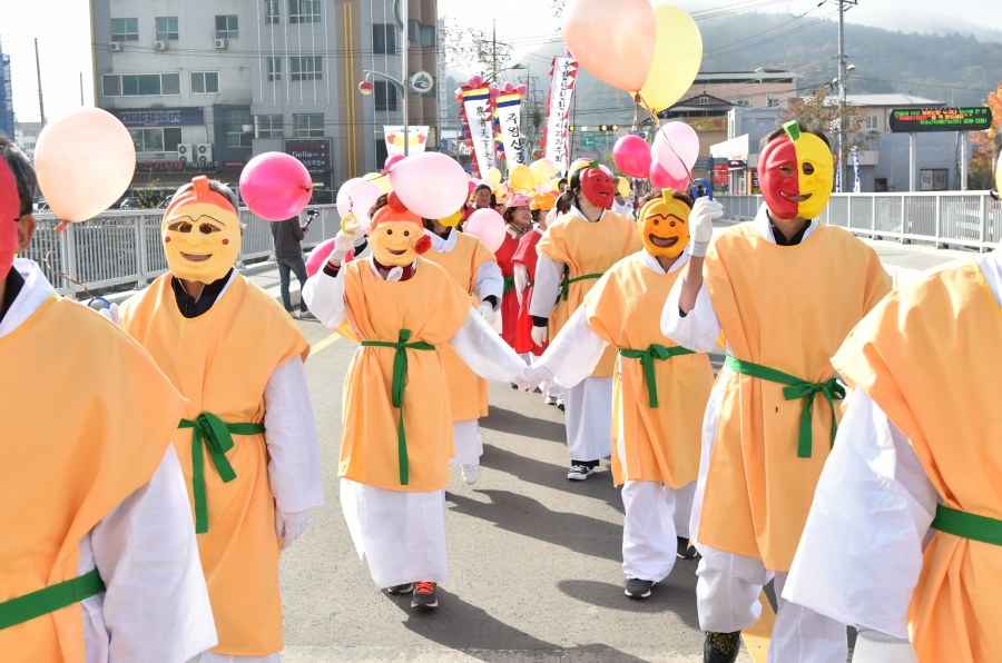 제16회 청송사과축제, 3년 만에 11월 2일 개막-(청송사과 퍼레이드).jpg