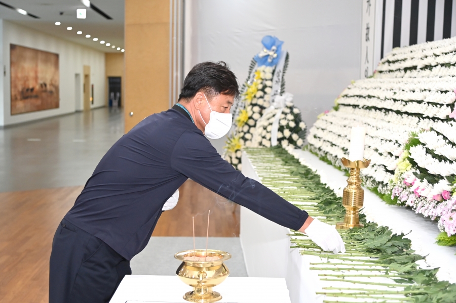 윤경희 청송군수, 이태원 사고 합동분향소 조문.JPG