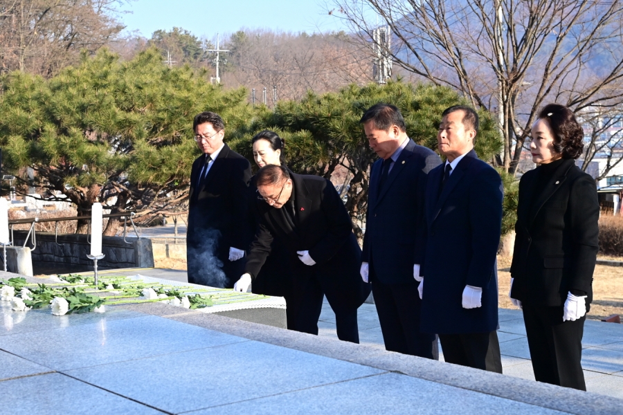 청송군의회, 충혼탑 참배.JPG